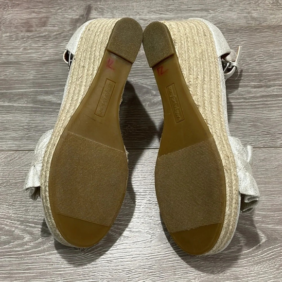 NEW Comfortview Silver Ruffle Wide London Wedge Espadrille Ankle Strap 8… - Picture 8 of 13